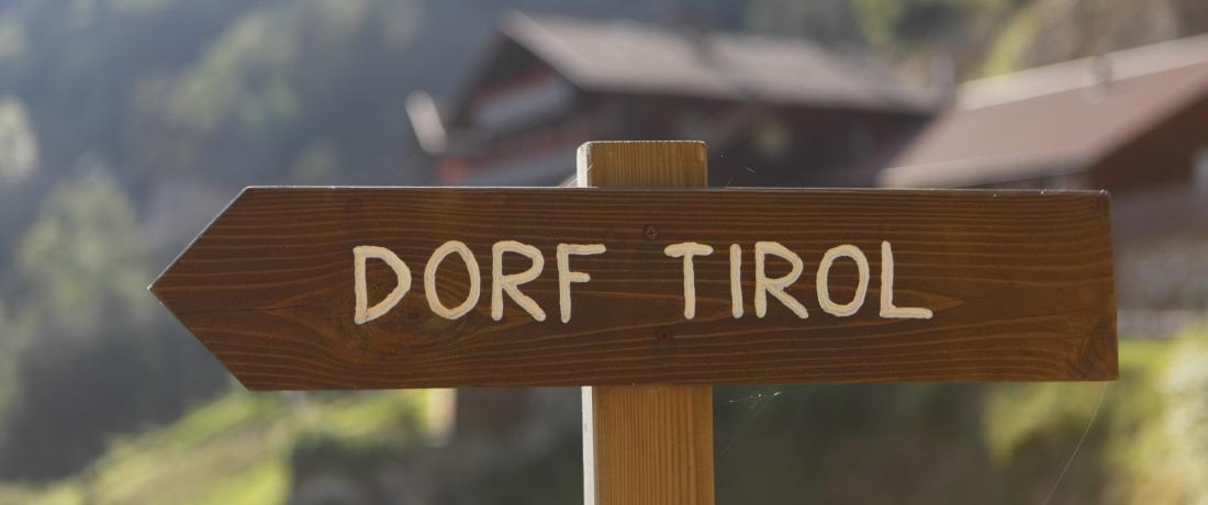 Wegweiser Dorf Tirol