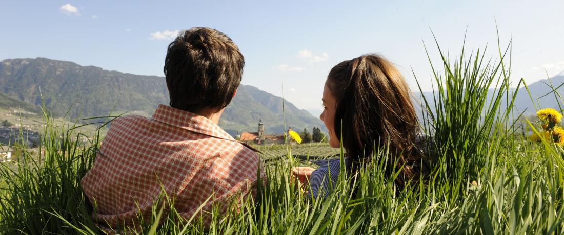 zwei im gras mit blick auf seminar