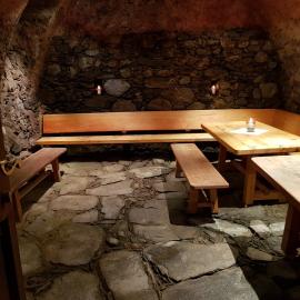 Aperitiv im tiefen Keller
