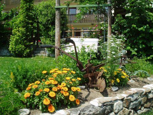 Der neue Kräutergarten mit Schwebeliege.